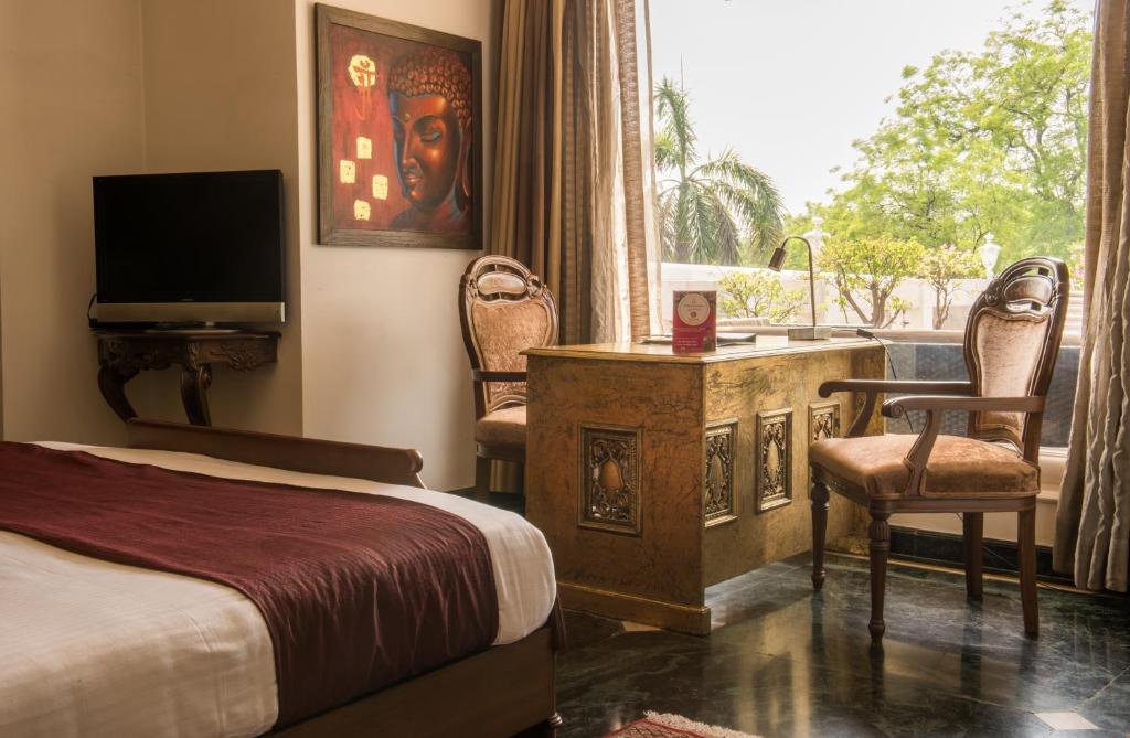 a double bed room with t.v at hotel diplomat new in delhi hotel_Image