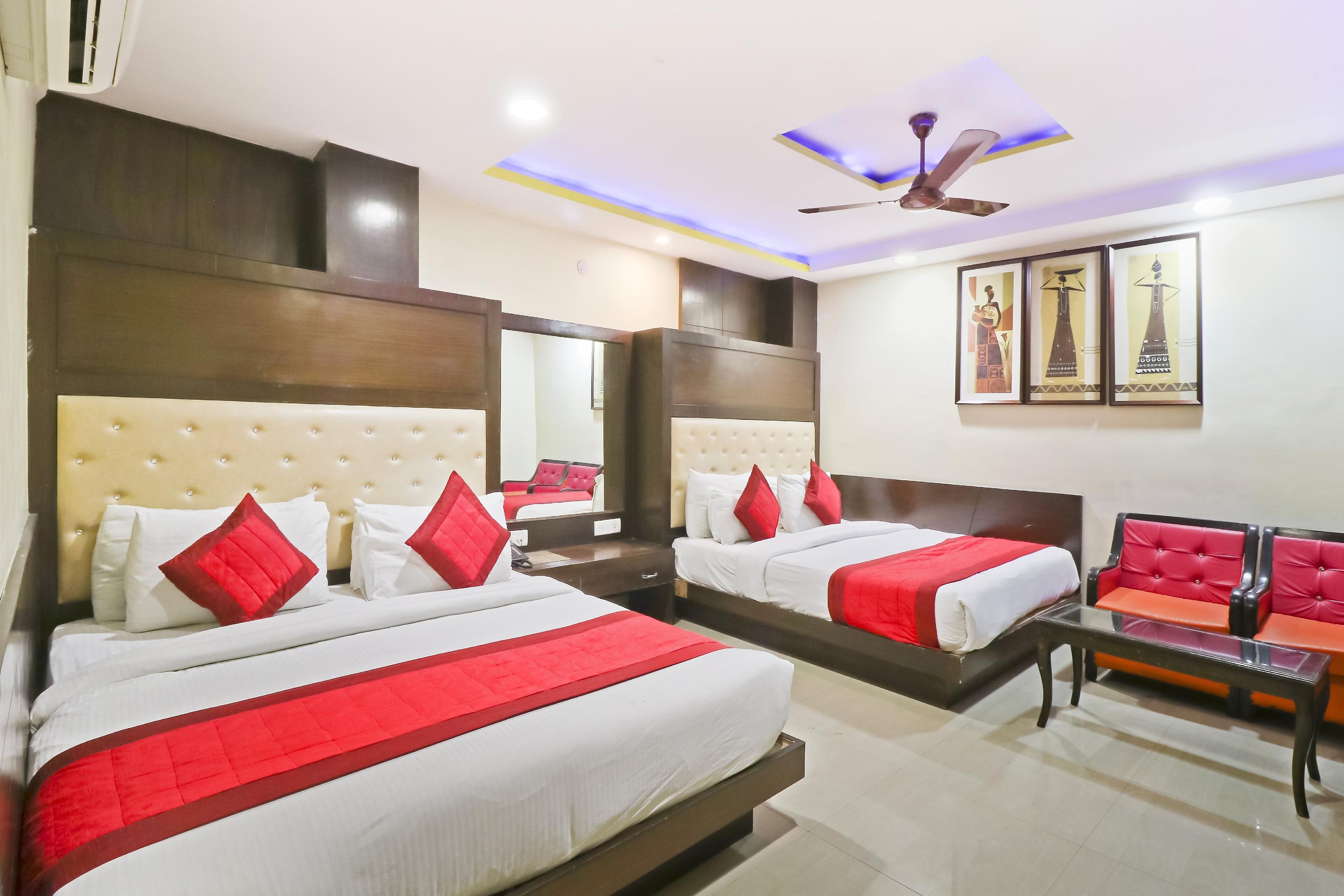 a double bed room with t.v at hotel shelton in new delhi hotel_Image