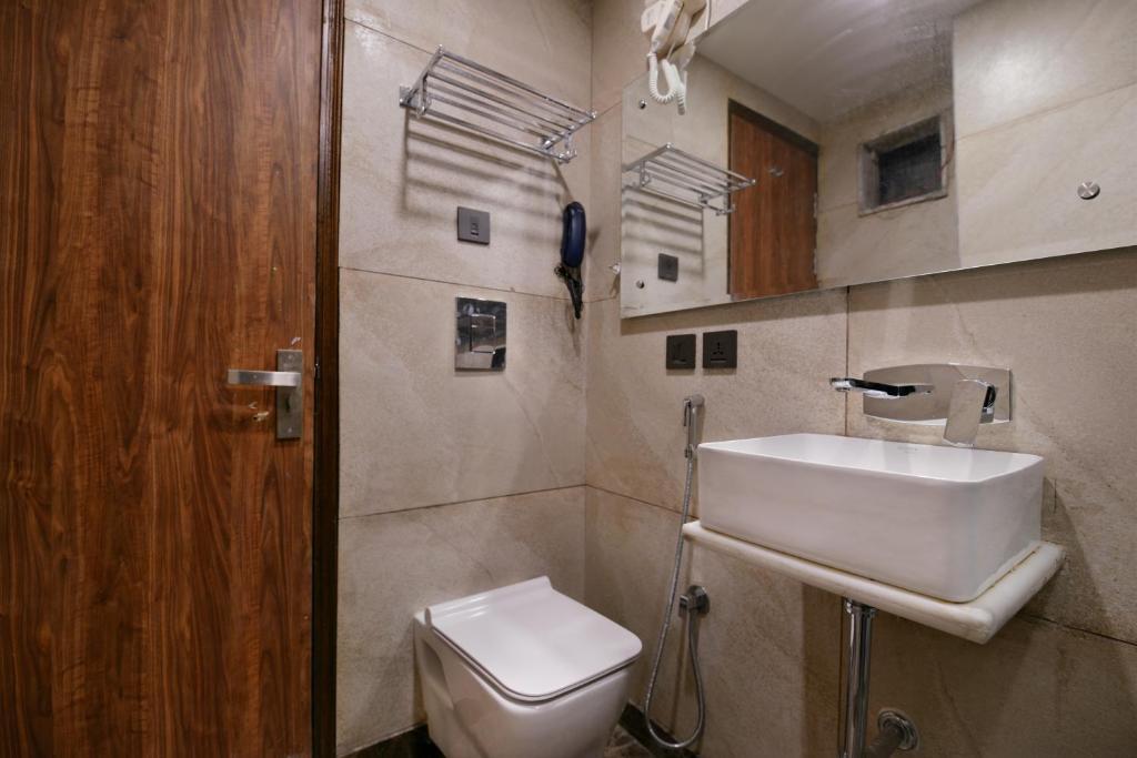 bathroom with commode with t.v at hotel blue pearl new in delhi hotel_Image