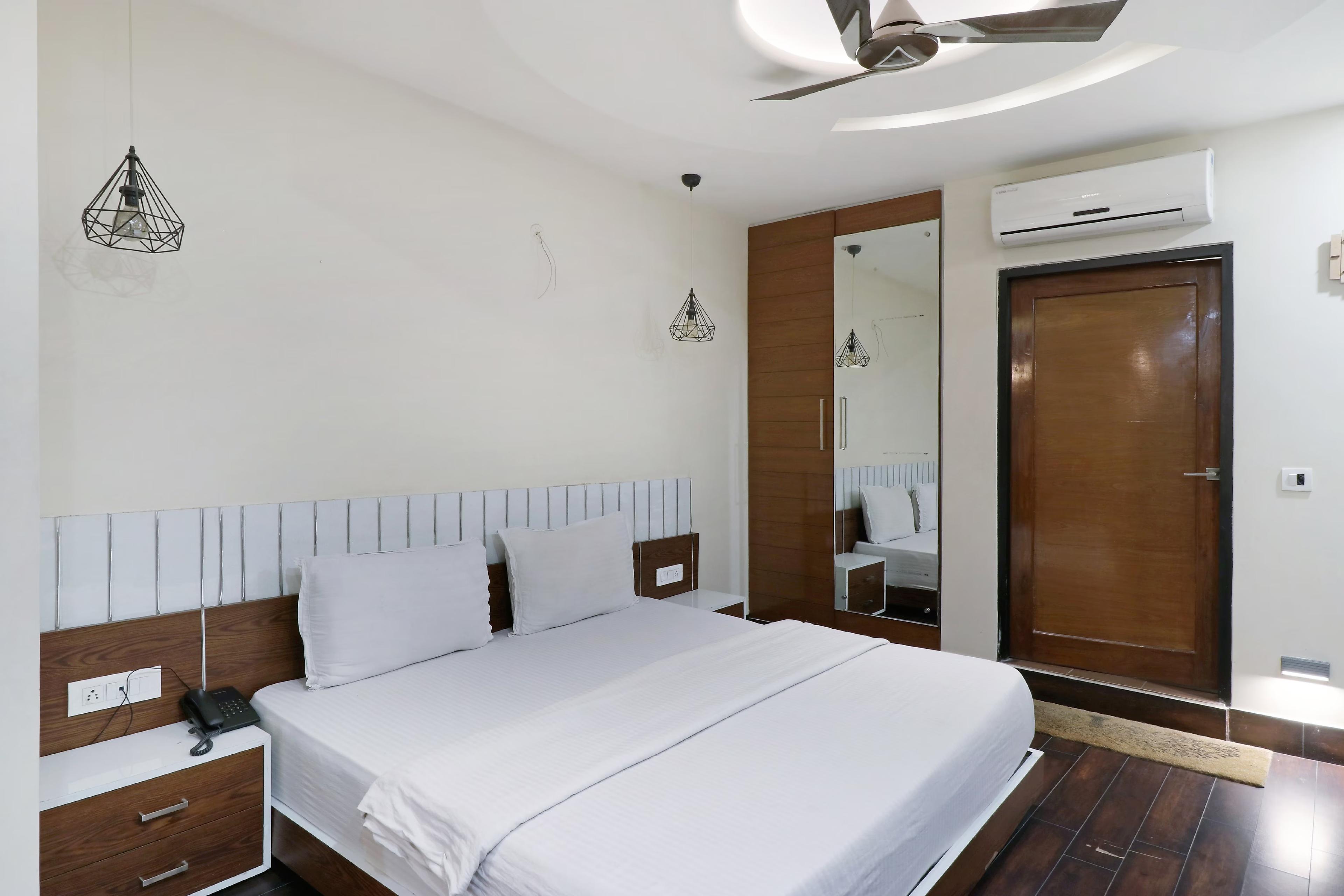 a double bed room with t.v at hotel himalaya in haridwar hotel_Image