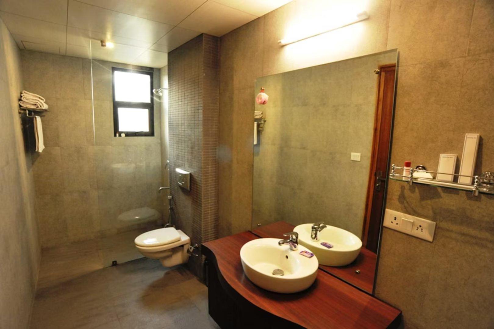bathroom with wash basin at emarald hotels resorts in new delhi hotel_Image