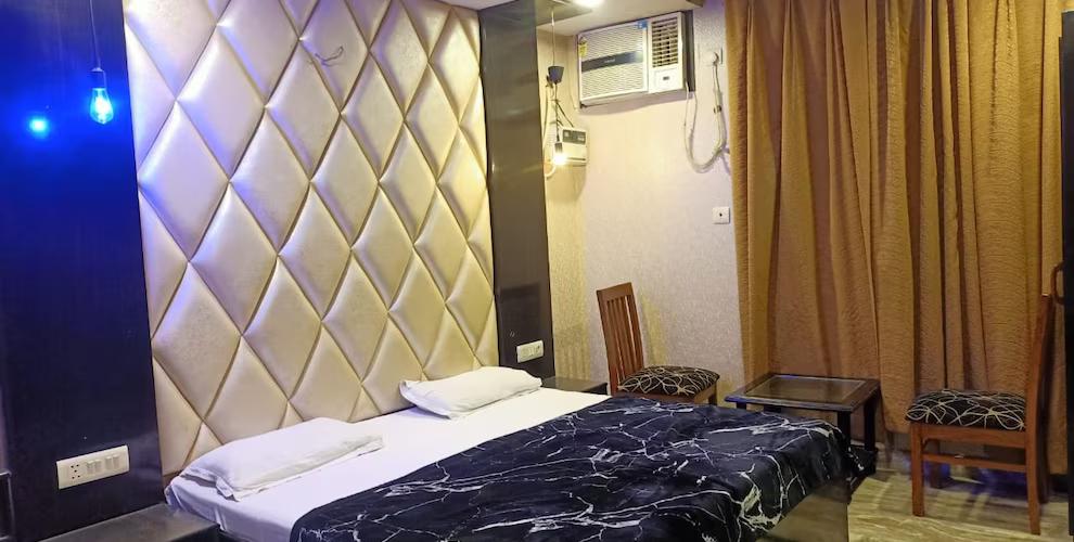 a double bed room with t.v at hotel ganpati plazav in haridwar hotel_Image