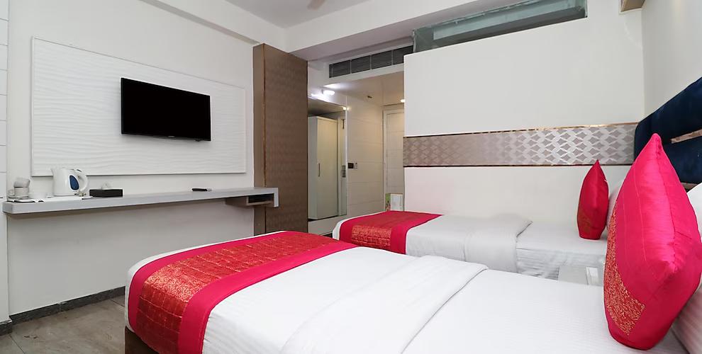 a double bed room with t.v at hotel krishna plaza new in delhi hotel_Image