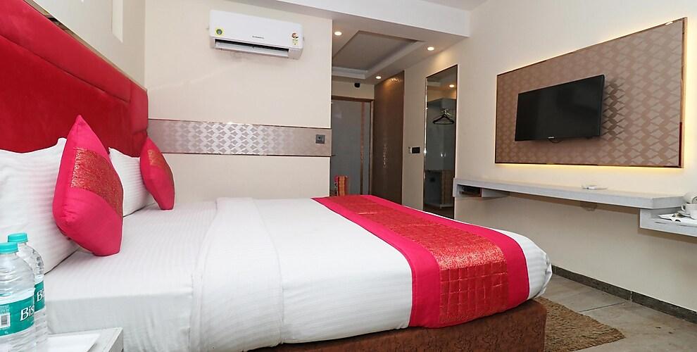 a double bed room with t.v at hotel krishna plaza new in delhi hotel_Image