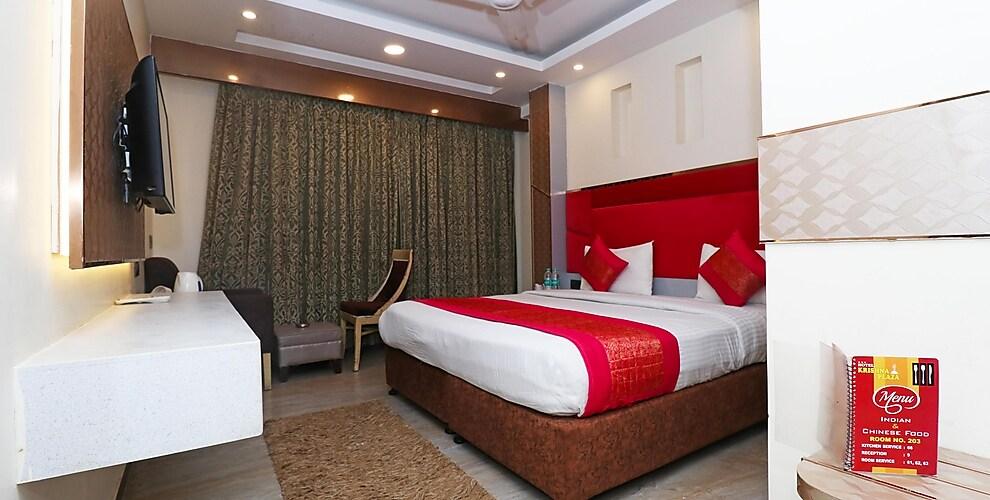 a double bed room with t.v at hotel krishna plaza new in delhi hotel_Image