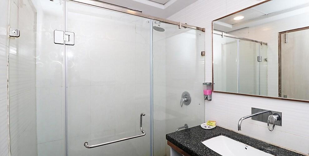 bathroom with commode at hotel krishna plaza new in delhi hotel_Image