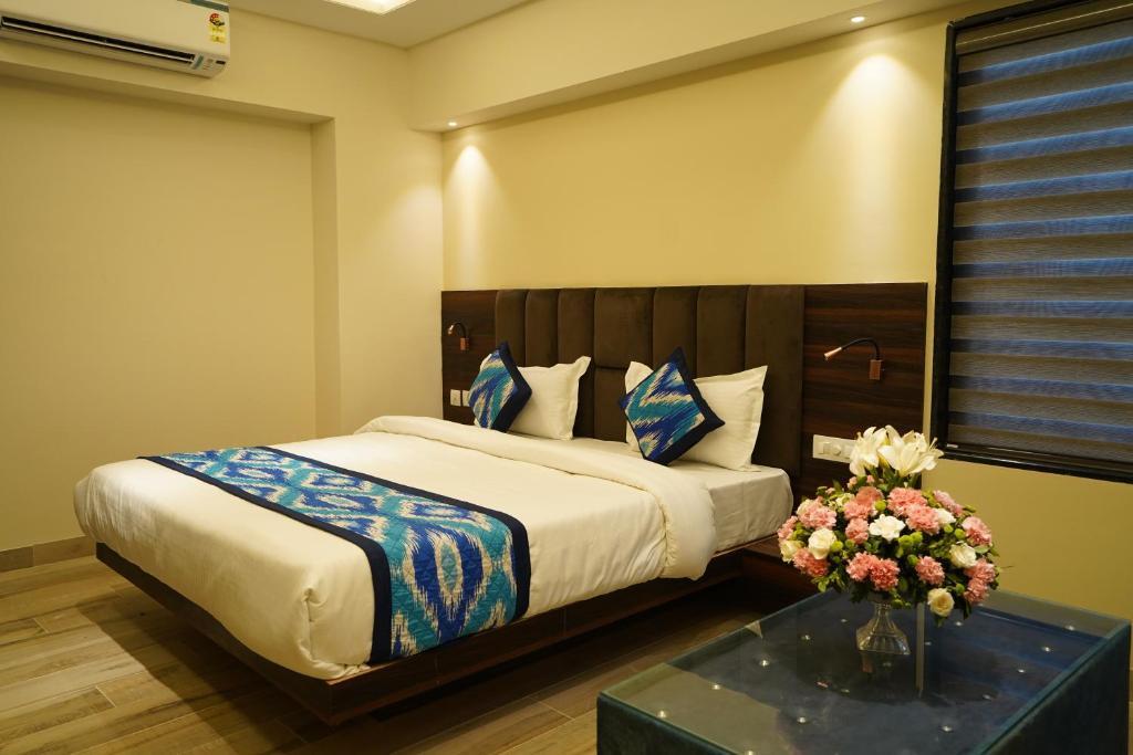 a double bed room with t.v at hotel sattva a boutique hotel by fabstays hotel_Image