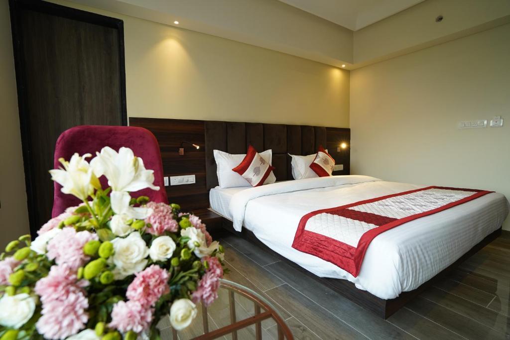 a double bed room with t.v at hotel sattva a boutique hotel by fabstays hotel_Image