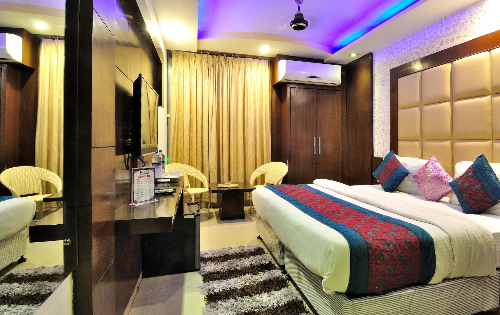 a double bed room with t.v at hotel shelton in new delhi hotel_Image