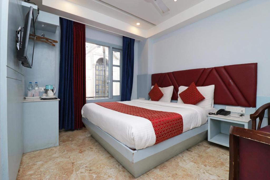 a double bed with sofa at de cruise hotel in new delhi hotel_Image