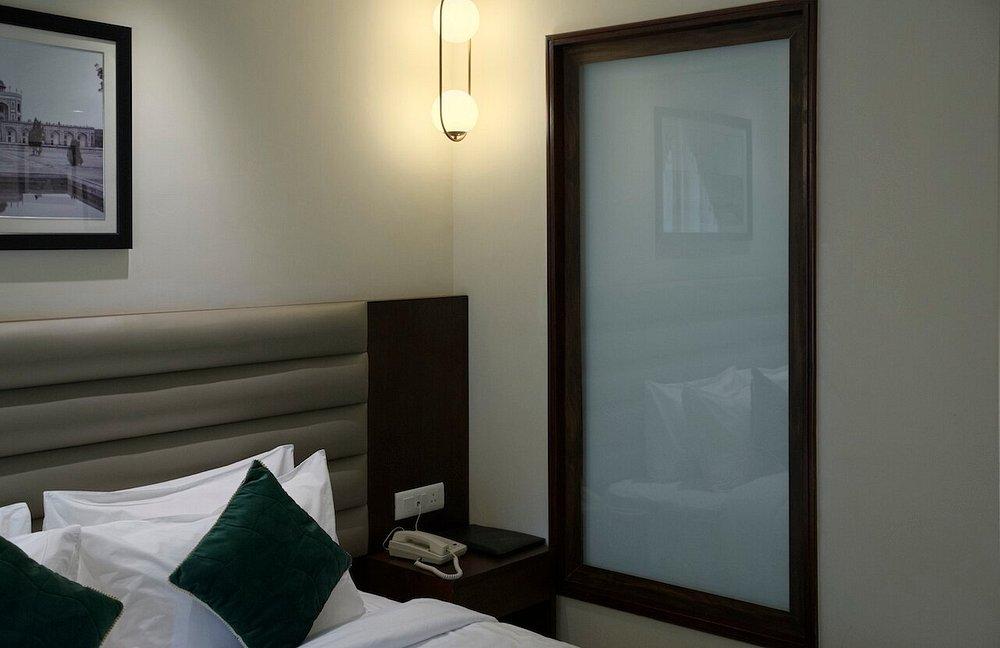 a double bed with t.v at deventure hotel delhi in new delhi hotel_Image