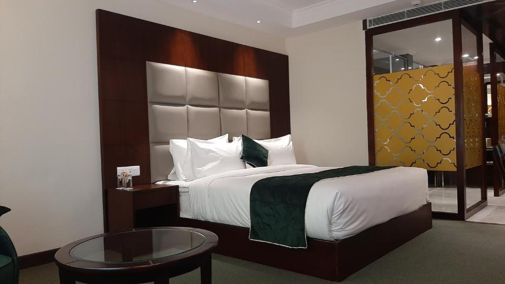 a double bed with t.v at deventure hotel delhi in new delhi hotel_Image