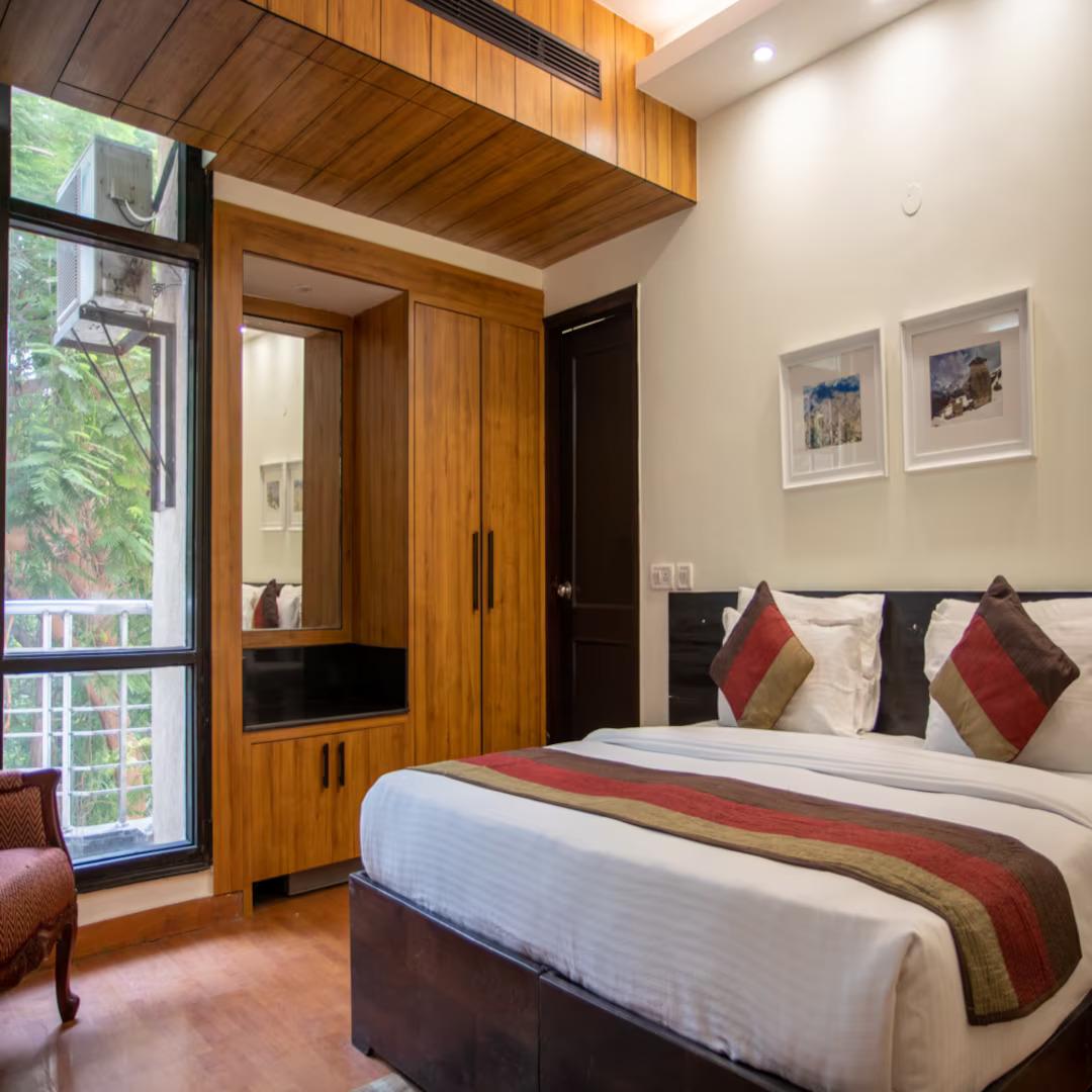 bed room with t.v with sofa at grand ffour new delhi hotel_Image