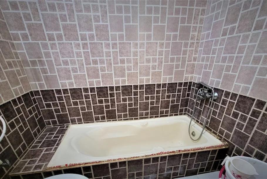 bathroom with commode and bathtub at hammir wildlife resort in ranthambore hotel_Image