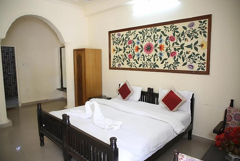 a bed room with t.v at hammir wildlife resort in ranthambore hotel_Image