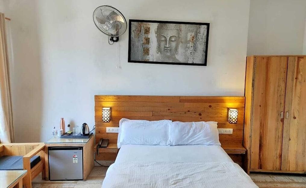 a bed room with t.v at hill top swiss cottage in rishikesh hotel_Image