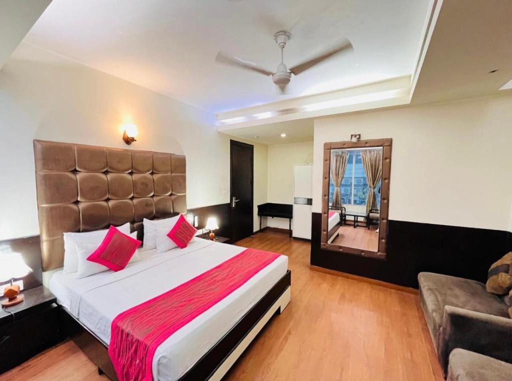 a bed room at hotel anand retreat in ghaziabad hotel_Image
