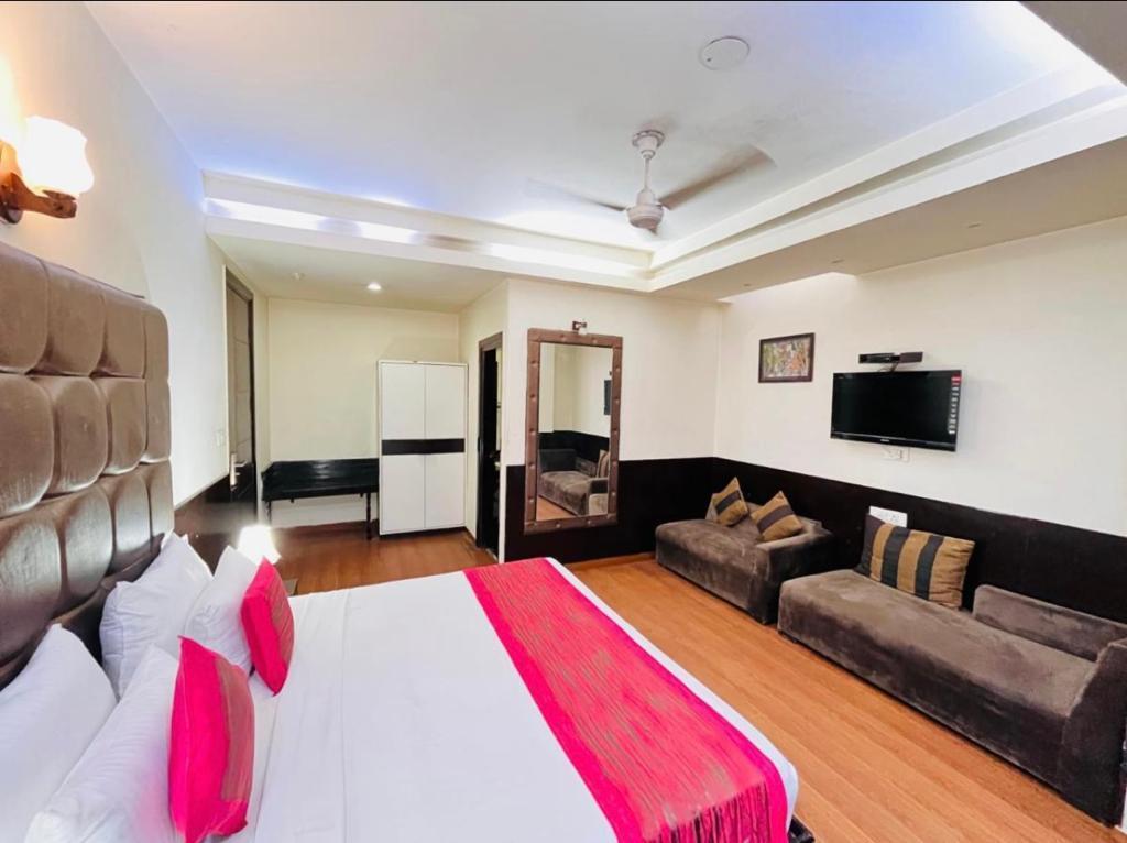 a bed room at hotel anand retreat in ghaziabad hotel_Image