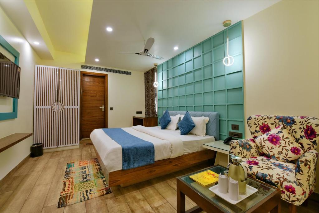 a bed room with t.v at hotel blue pearl new in delhi hotel_Image