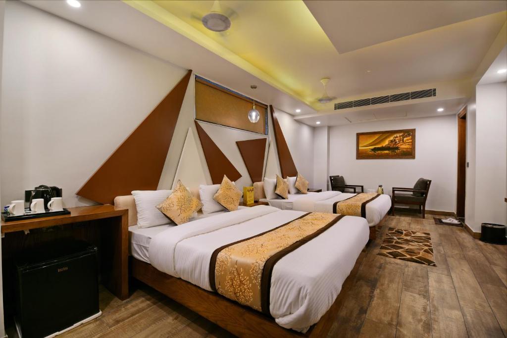 a bed room with t.v at hotel blue pearl new in delhi hotel_Image