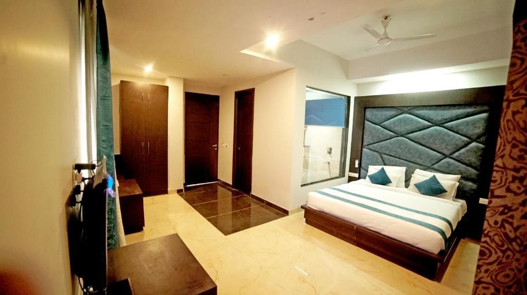 a double bed room with t.v at hotel crimson palace in agra hotel_Image
