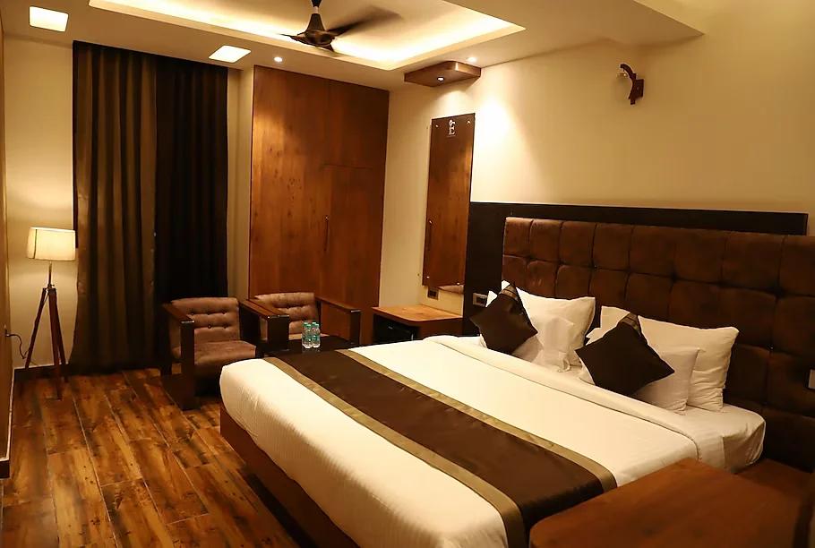 a double bed room with t.v at hotel emperio grand in lucknow hotel_Image
