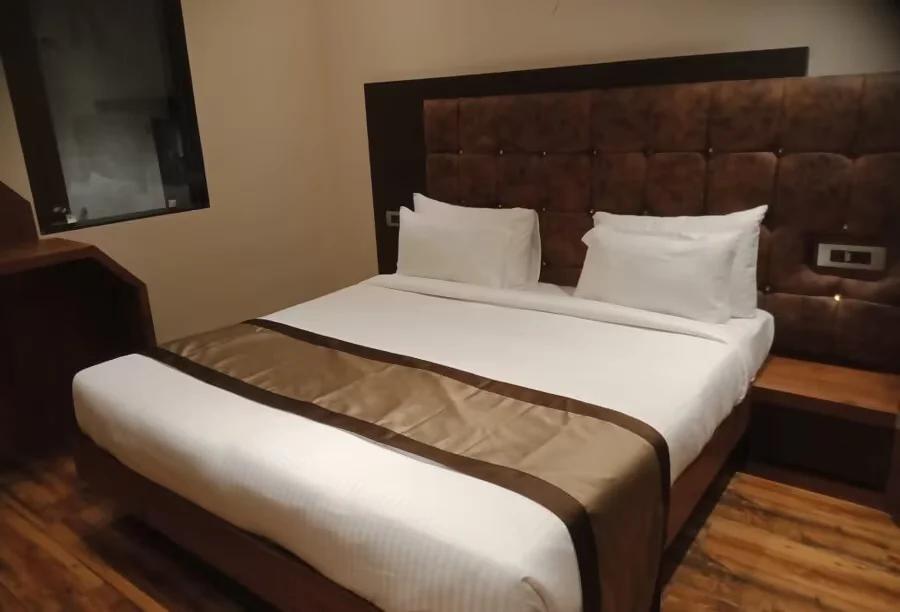 a double bed room with t.v at hotel emperio grand in lucknow hotel_Image