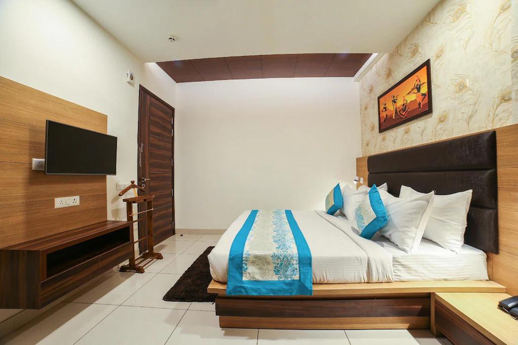 a double bed room with seating area at hotel grand regency new delhi airport in new delhi hotel_Image