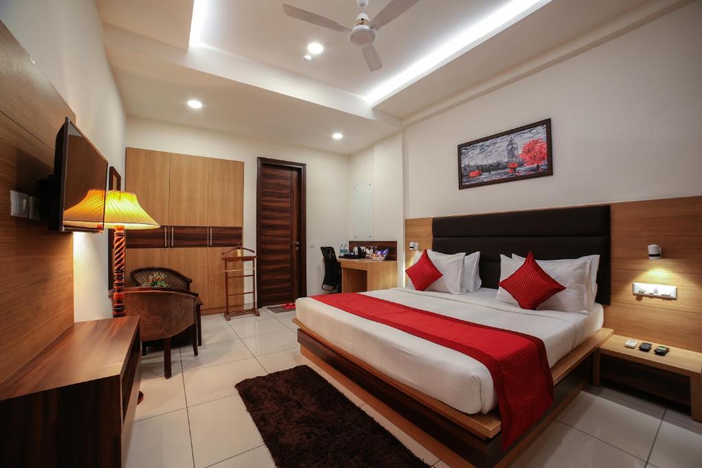 a double bed room with seating area at hotel grand regency new delhi airport in new delhi hotel_Image