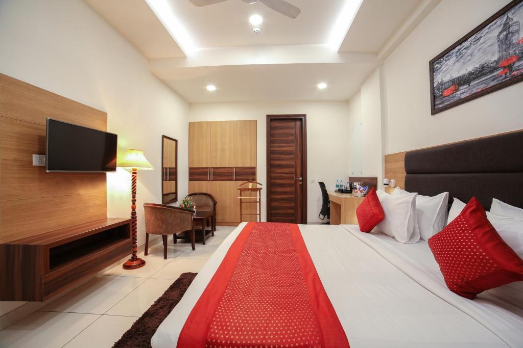 a double bed room with seating area at hotel grand regency new delhi airport in new delhi hotel_Image