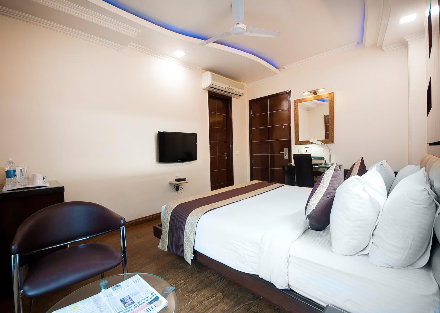 a double bed room with t.v at hotel le cadre in new delhi hotel_Image