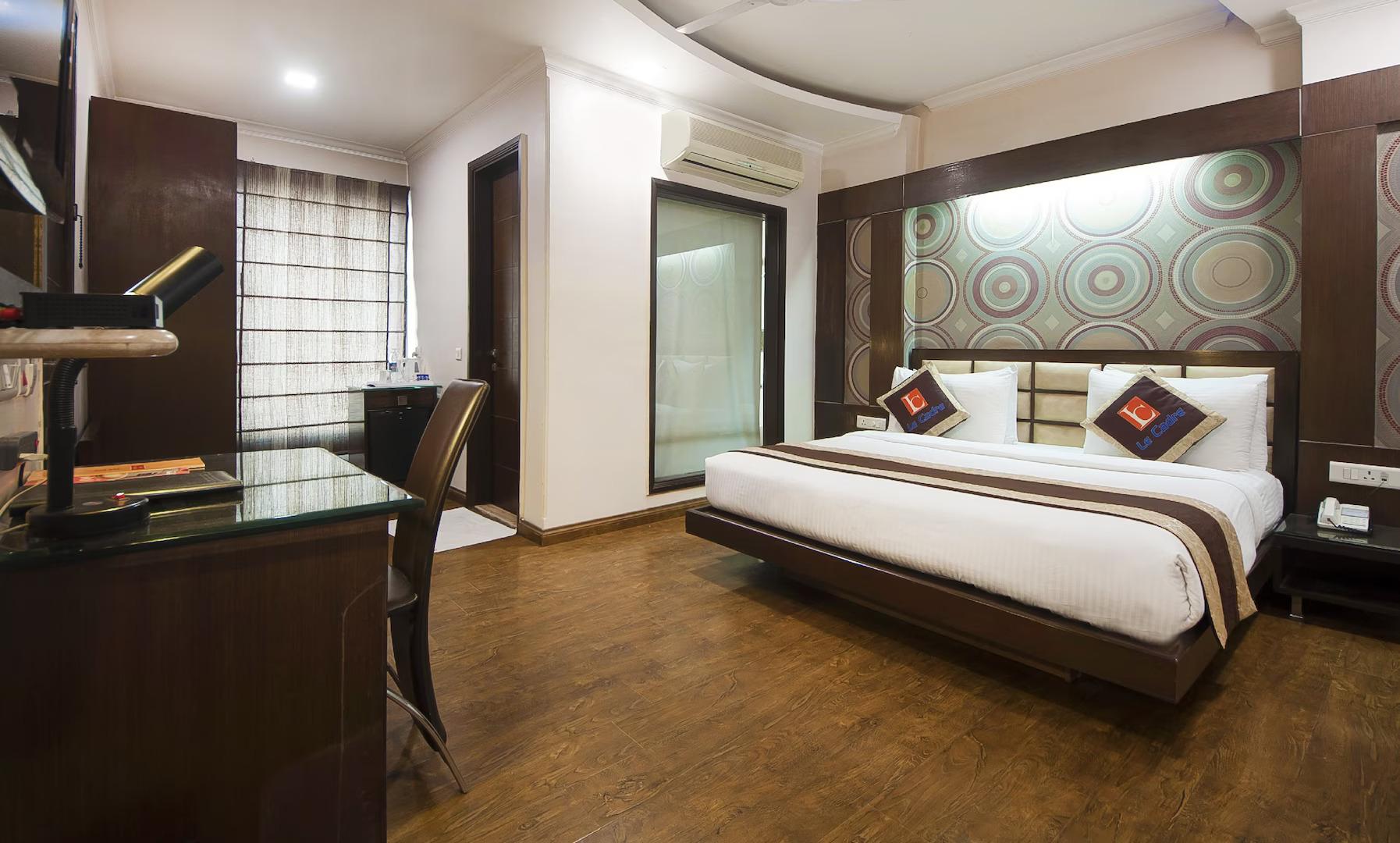 a double bed room with t.v at hotel le cadre in new delhi hotel_Image