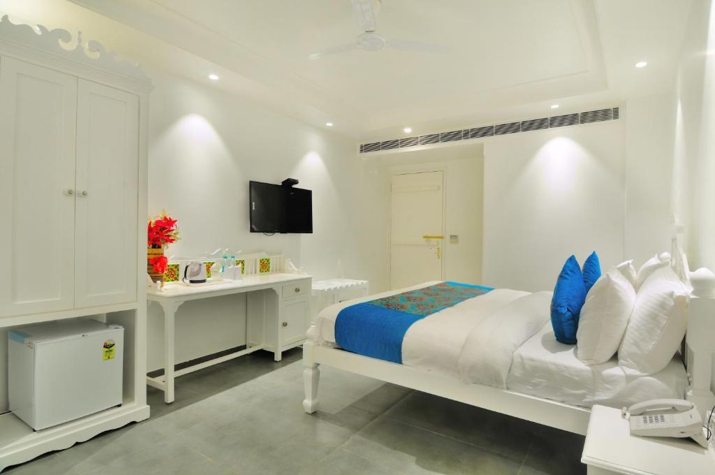 a double bed room with t.v at hotel pinky villa in new delhi hotel_Image
