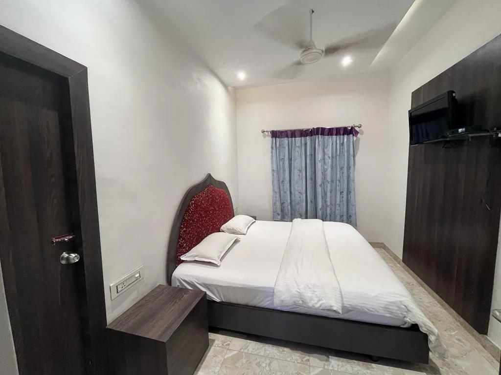 a double bed room with t.v at hotel rani palace udaipur hotel_Image