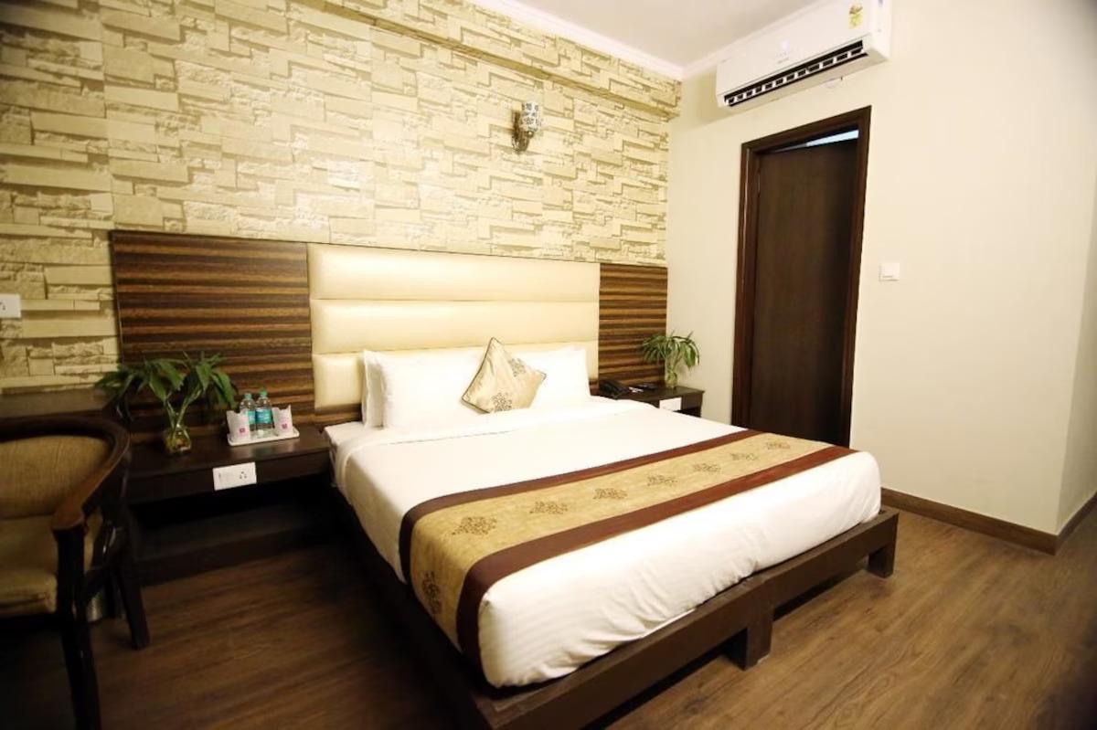 a double bed room with t.v at hotel rousha inn in ghaziabad hotel_Image