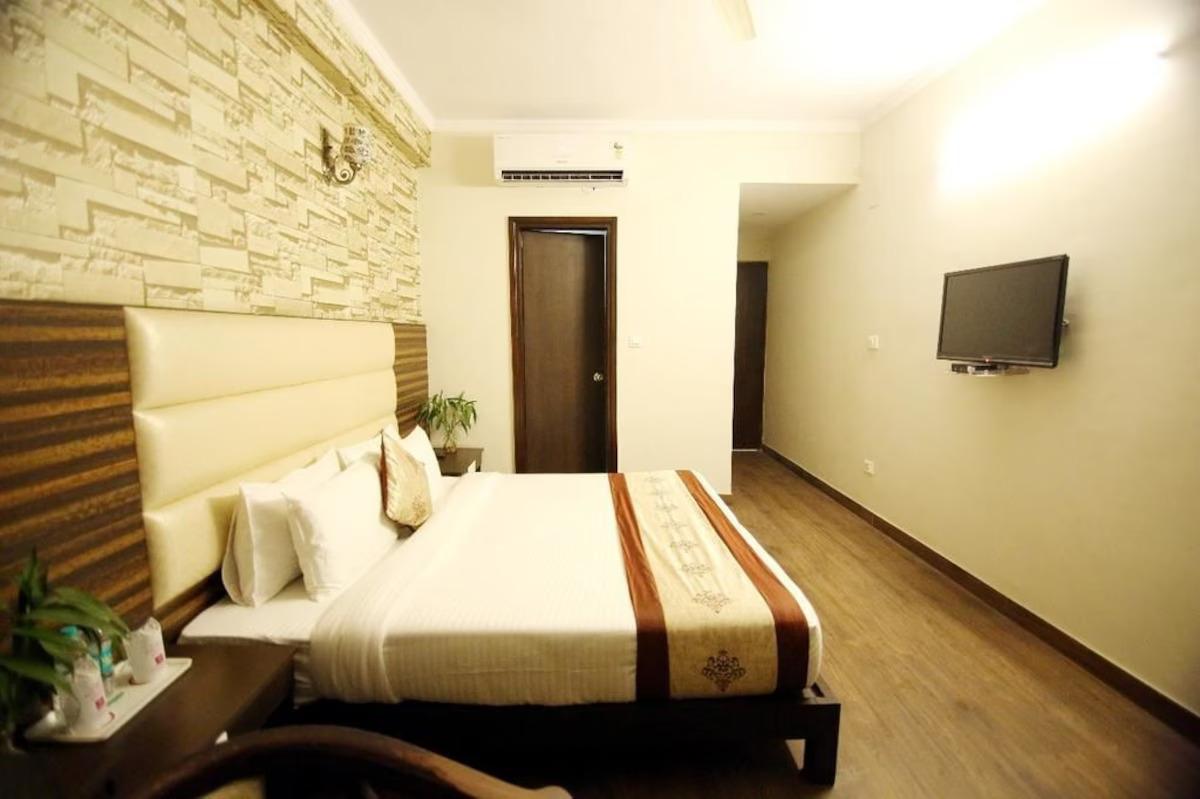 a double bed room with t.v at hotel rousha inn in ghaziabad hotel_Image