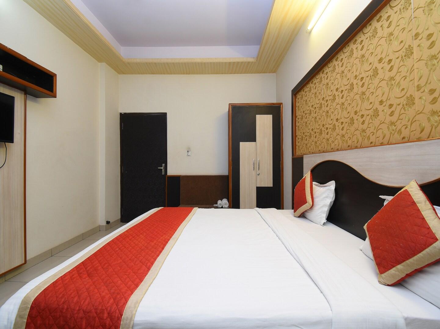 a double bed room with t.v at hotel royal celebration inn in jaipur hotel_Image