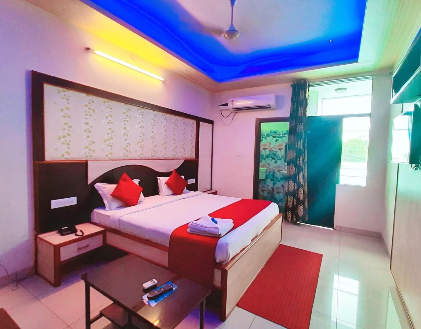 a double bed room with t.v at hotel royal celebration inn in jaipur hotel_Image