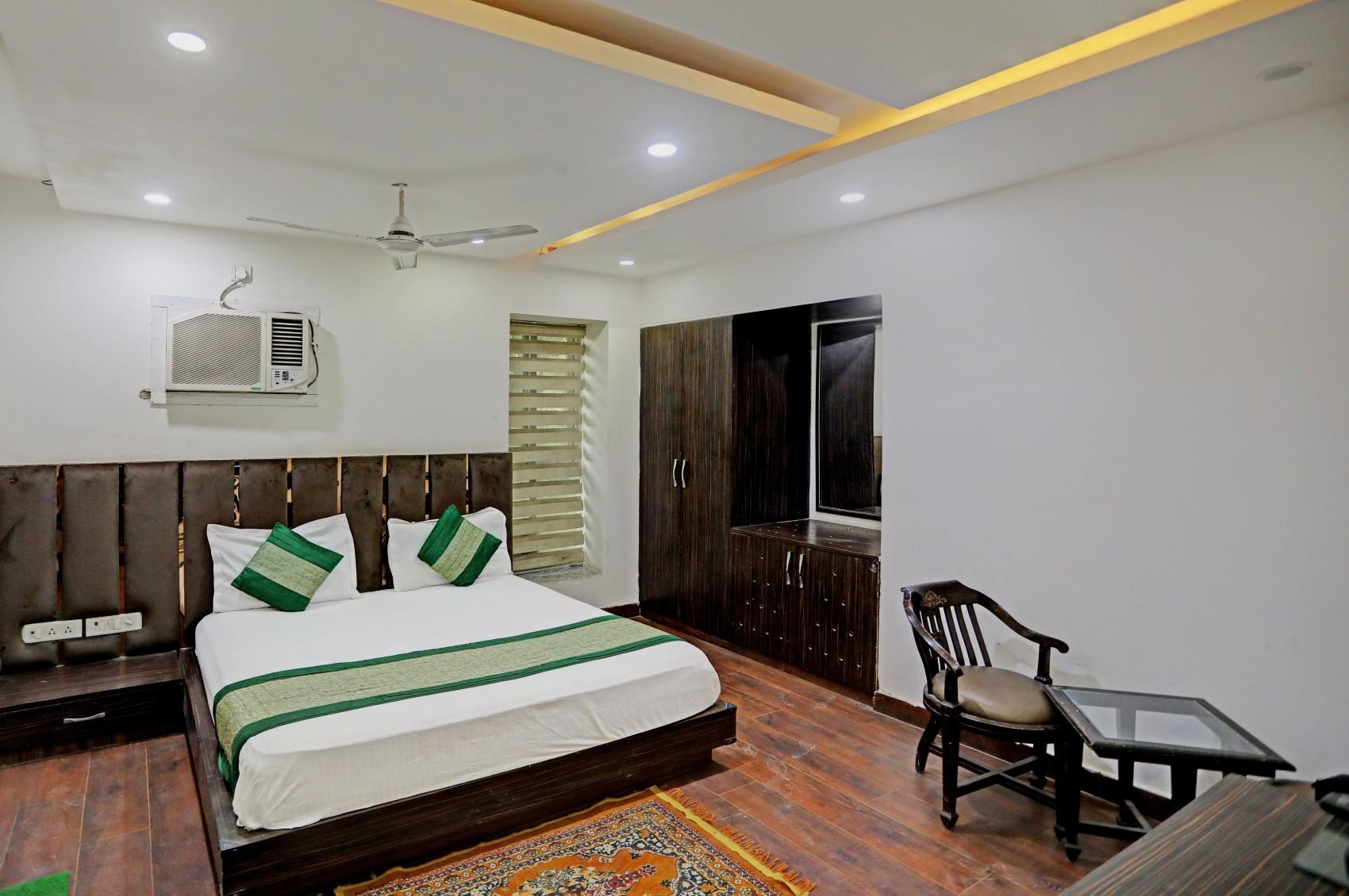 a double bed room with t.v at hotel sehej continental in new delhi hotel_Image