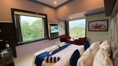 hotel room main image hotel room main image