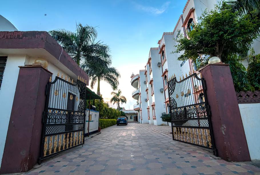 a car parked in front of a building with facade at sidhhi vinayak in ranthambore hotel_Image
