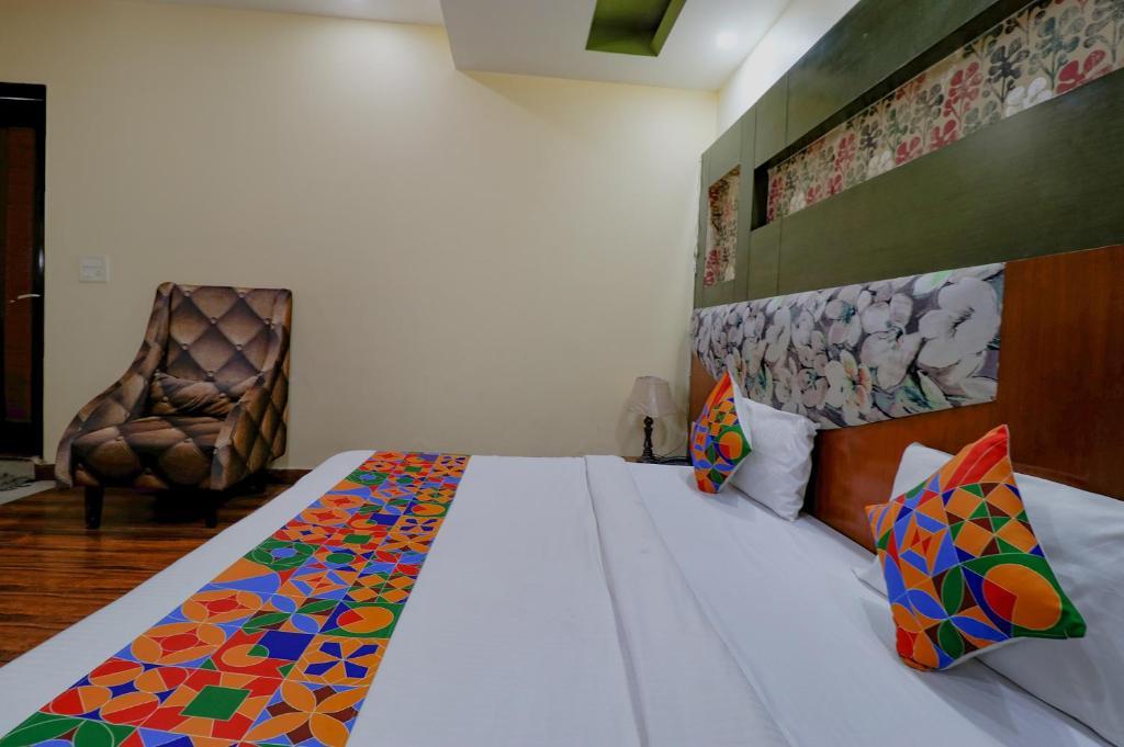 a double bed with t.v at city stories new delhi train station in new delhi hotel_Image