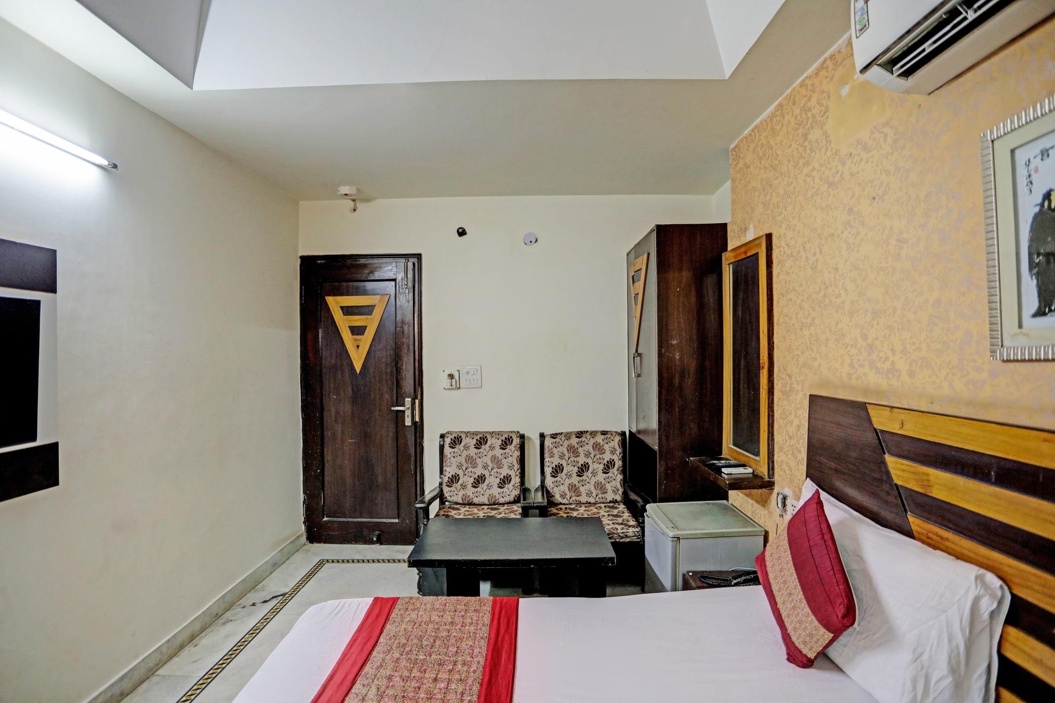 a bed room with t.v at hotel anand new in delhi hotel_Image