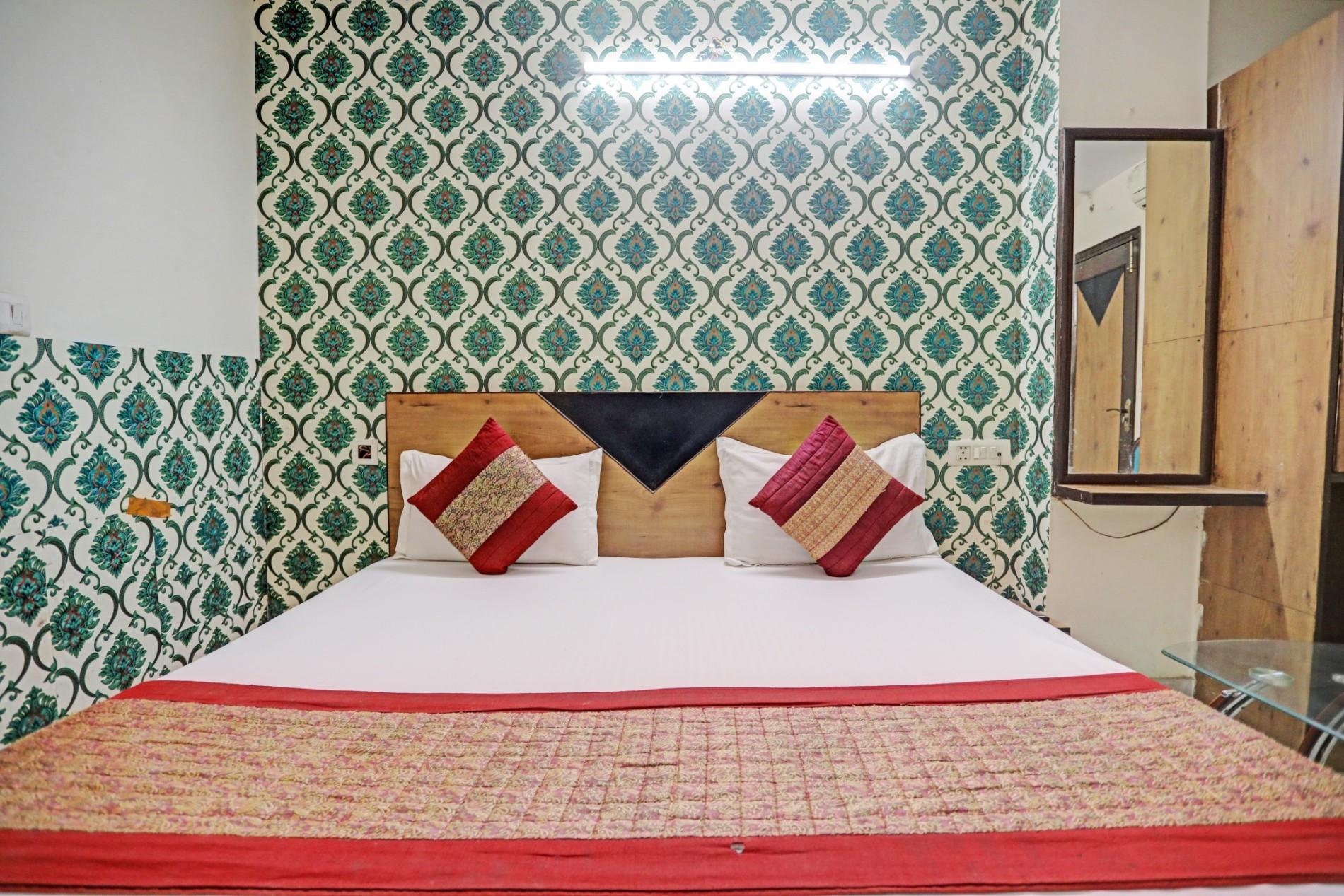 a bed room with t.v at hotel anand new in delhi hotel_Image