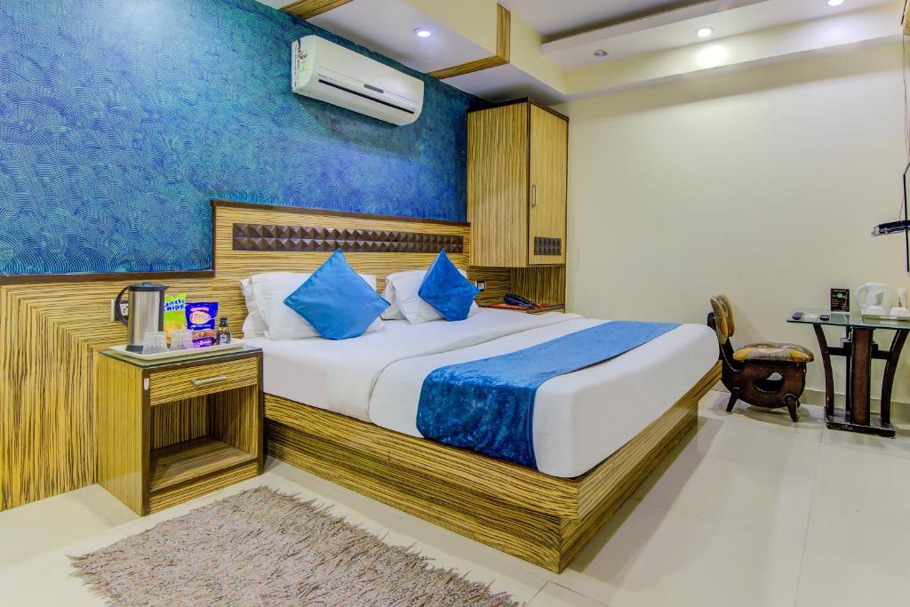 a bedroom with chairs and a tv at staybook shivdev in new delhi hotel_Image
