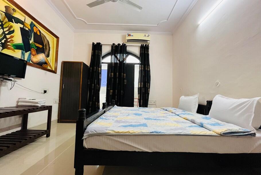 a bedroom with a large bed and design at the ranthambhore heritage hotel in ranthambhore hotel_Image