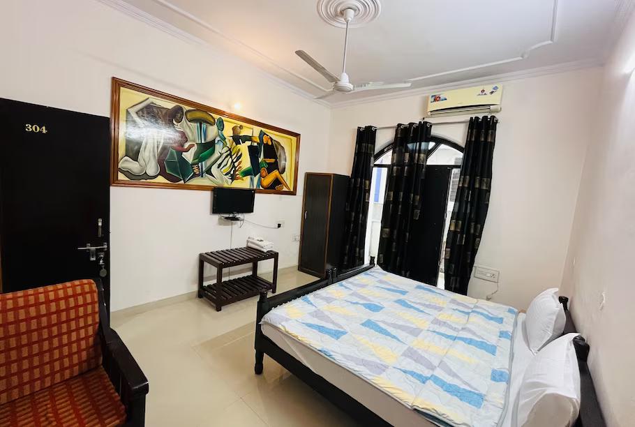 a bedroom with a large bed and design at the ranthambhore heritage hotel in ranthambhore hotel_Image