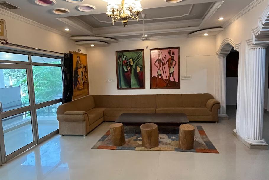 a hotel with front view and sofa at the ranthambhore heritage hotel in ranthambhore hotel_Image