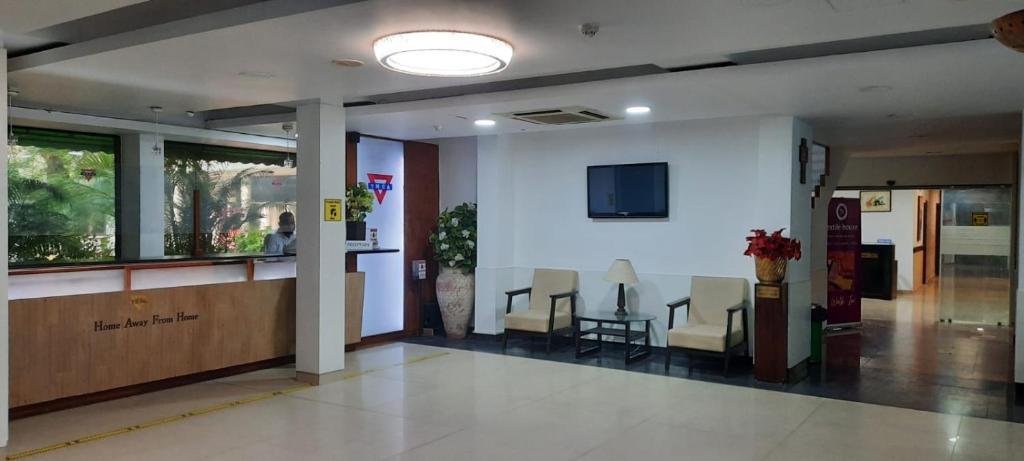 a reception area with sofa at YMCA Tourist Hotel in New Delhi hotel_Image