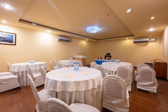 seating area at emarald hotels resorts in new delhi hotel_Image